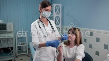 护士医生检查一名年轻妇女的体温表